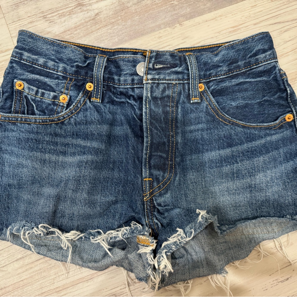 Levi’s 501 Medium Wash Jean Shorts Size 24